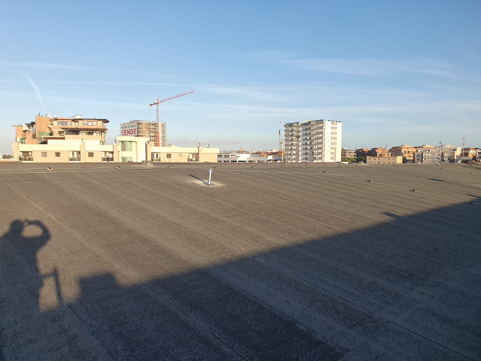 Copertura piana durante un sopralluogo tecnico